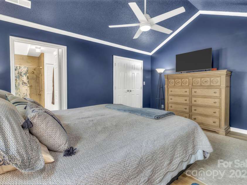 121 Cimarron Drive, Asheville, NC 28803.  MLS# CAR4323106, YatesRealty ID 2866. 