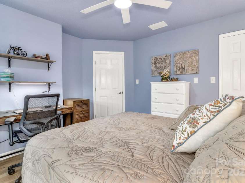 121 Cimarron Drive, Asheville, NC 28803.  MLS# CAR4323106, YatesRealty ID 2866. 