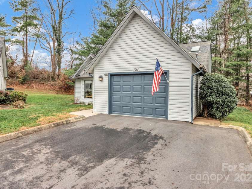 121 Cimarron Drive, Asheville, NC 28803.  MLS# CAR4323106, YatesRealty ID 2866. 