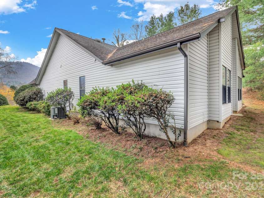 121 Cimarron Drive, Asheville, NC 28803.  MLS# CAR4323106, YatesRealty ID 2866. 