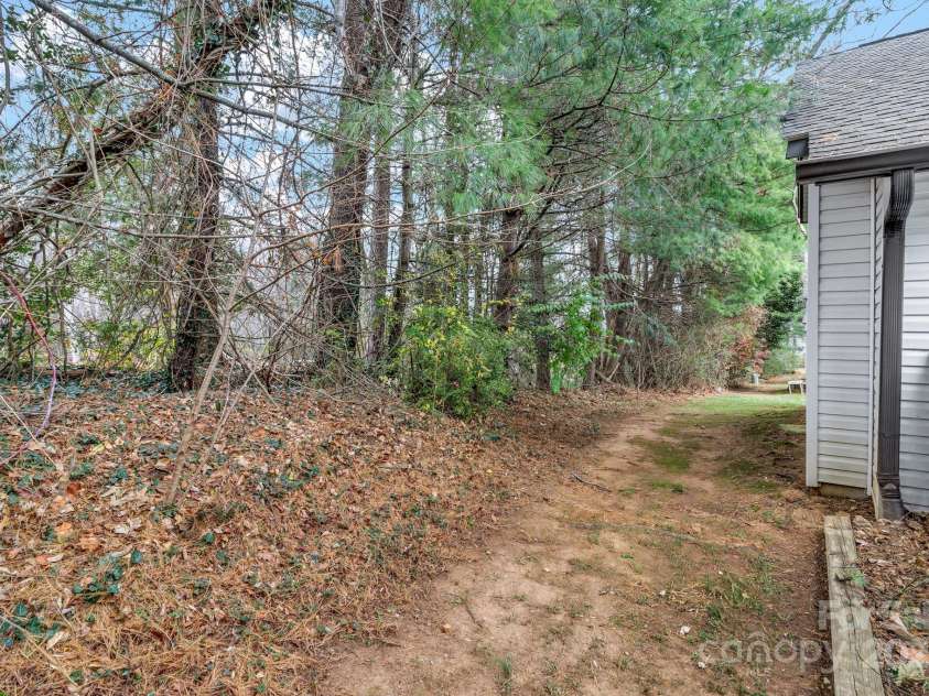 121 Cimarron Drive, Asheville, NC 28803.  MLS# CAR4323106, YatesRealty ID 2866. 