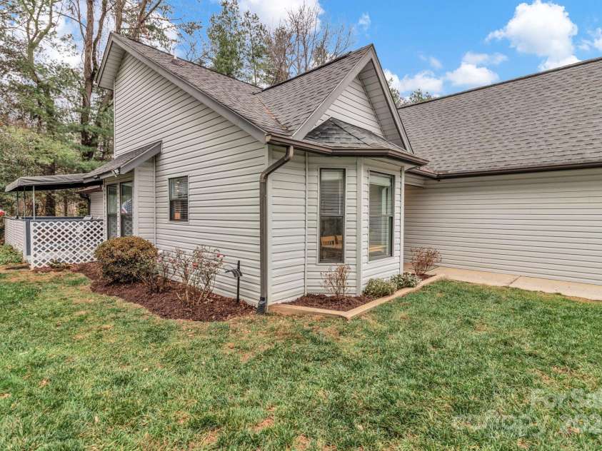 121 Cimarron Drive, Asheville, NC 28803.  MLS# CAR4323106, YatesRealty ID 2866. 