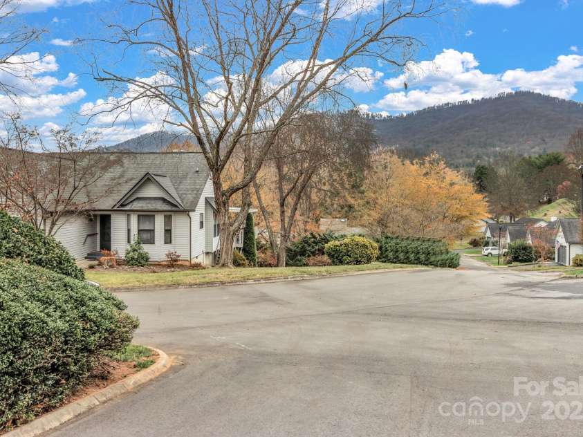 121 Cimarron Drive, Asheville, NC 28803.  MLS# CAR4323106, YatesRealty ID 2866. 