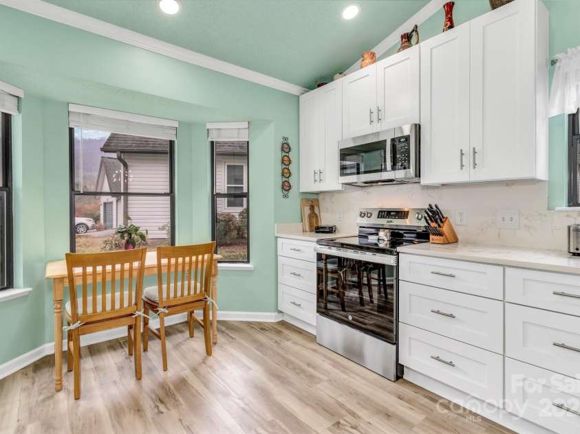 121 Cimarron Drive, Asheville, NC 28803.  MLS# CAR4323106, YatesRealty ID 2866. 