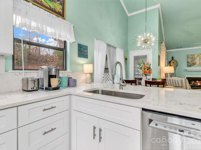 121 Cimarron Drive, Asheville, NC 28803.  MLS# CAR4323106, YatesRealty ID 2866. 