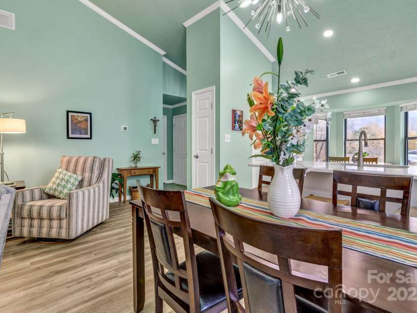 121 Cimarron Drive, Asheville, NC 28803.  MLS# CAR4323106, YatesRealty ID 2866. 