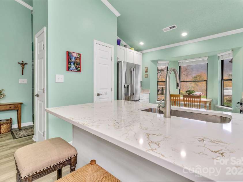 121 Cimarron Drive, Asheville, NC 28803.  MLS# CAR4323106, YatesRealty ID 2866. Breakfast Bar.