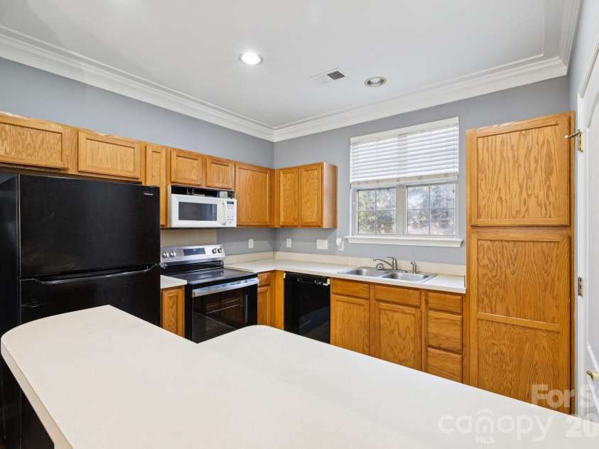 7325 Michaels Landing Drive, Charlotte, NC 28262.  MLS# CAR4330615, YatesRealty ID 28664. Kitchen (Appliance View)