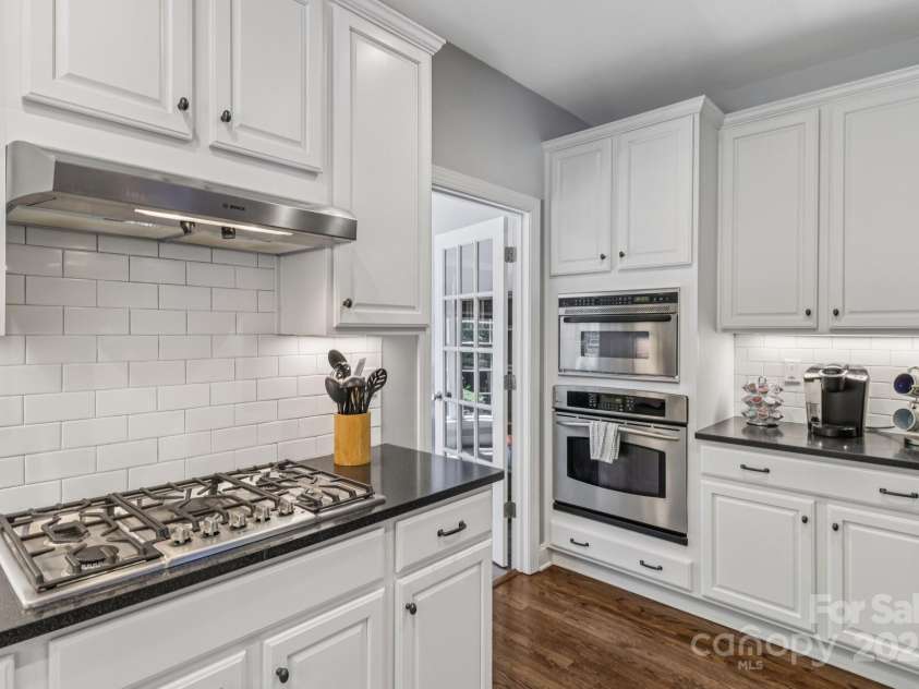 9735 Devonshire Drive, Huntersville, NC 28078.  MLS# CAR4276050, YatesRealty ID 28664. Natural gas cooktop