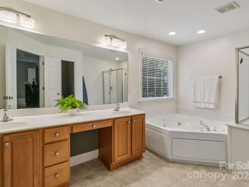 9735 Devonshire Drive, Huntersville, NC 28078.  MLS# CAR4276050, YatesRealty ID 28664. Primaray bath