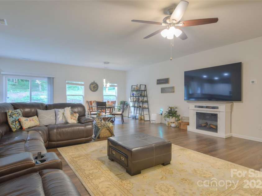 144 Bradford Lane, Statesville, NC 28625.  MLS# CAR4284385, YatesRealty ID 28665. 