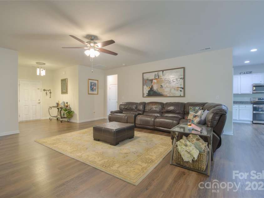 144 Bradford Lane, Statesville, NC 28625.  MLS# CAR4284385, YatesRealty ID 28665. 