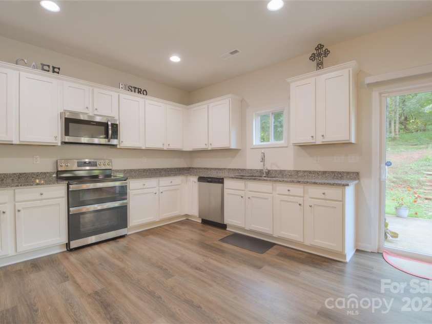 144 Bradford Lane, Statesville, NC 28625.  MLS# CAR4284385, YatesRealty ID 28665. 