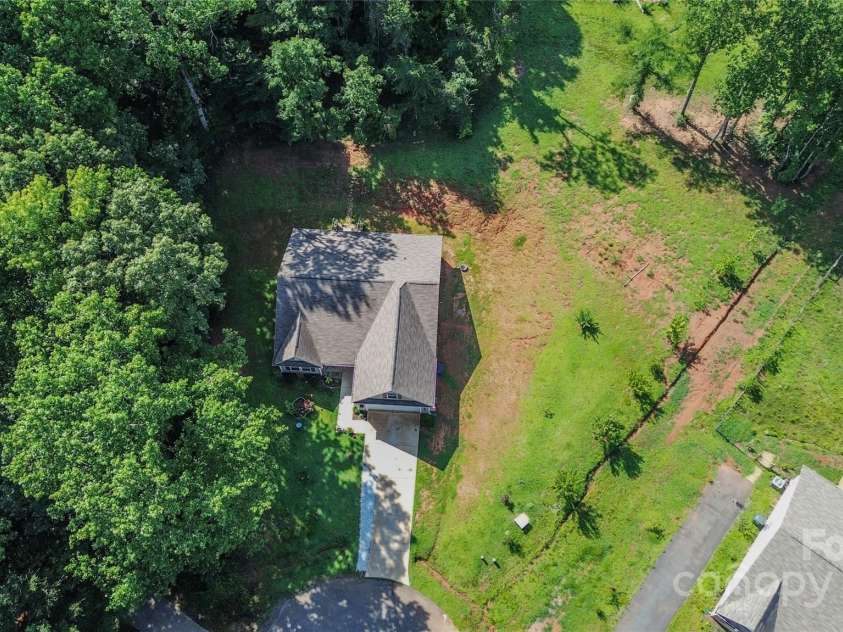 144 Bradford Lane, Statesville, NC 28625.  MLS# CAR4284385, YatesRealty ID 28665. 