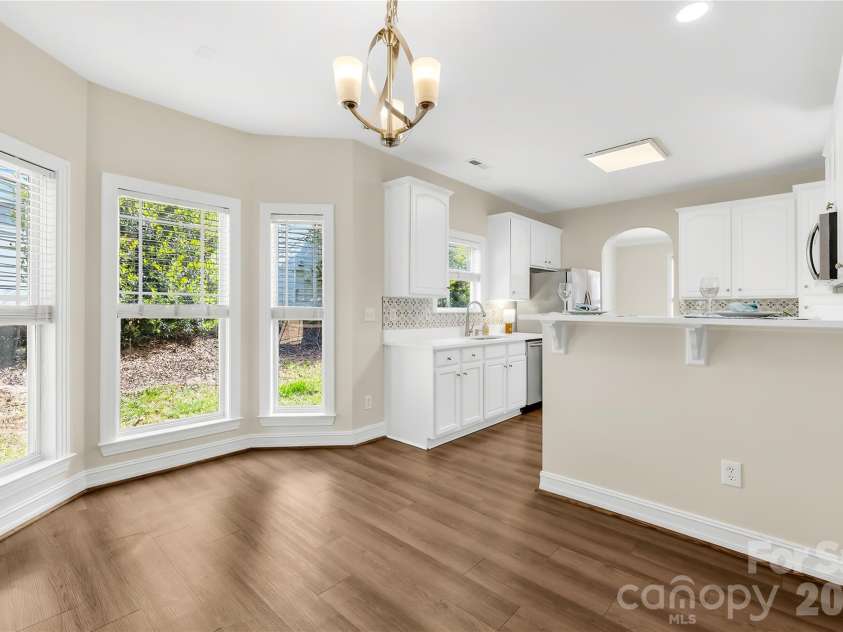 20236 Colony Point Lane, Cornelius, NC 28031.  MLS# CAR4378155, YatesRealty ID 28667. Breakfast area