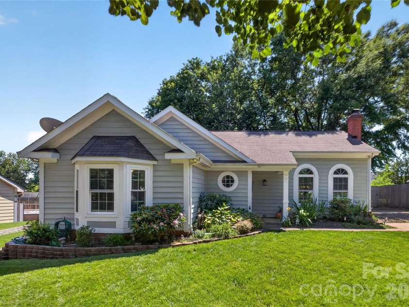 907 Gretna Green Drive, Charlotte, NC 28217.  MLS# CAR4390050, YatesRealty ID 28668. 