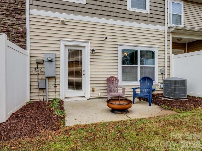 4648 Craigmoss Lane, Charlotte, NC 28278.  MLS# CAR4330904, YatesRealty ID 2867. 