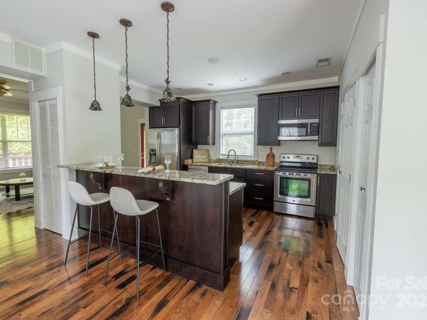 116 Unaka Avenue, Asheville, NC 28803.  MLS# CAR4282997, YatesRealty ID 28670. 