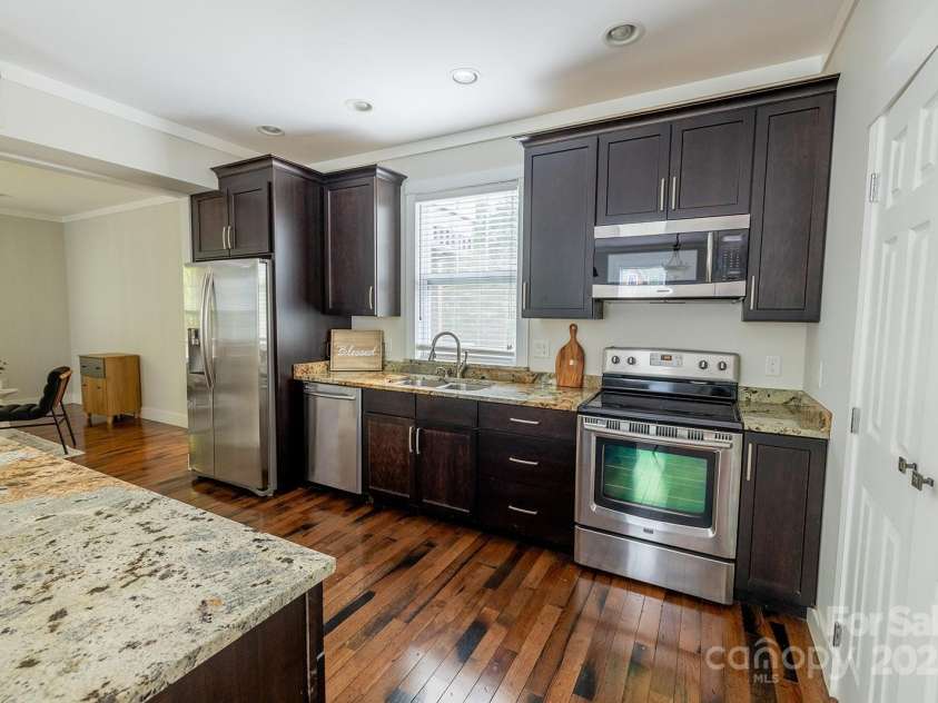 116 Unaka Avenue, Asheville, NC 28803.  MLS# CAR4282997, YatesRealty ID 28670. 