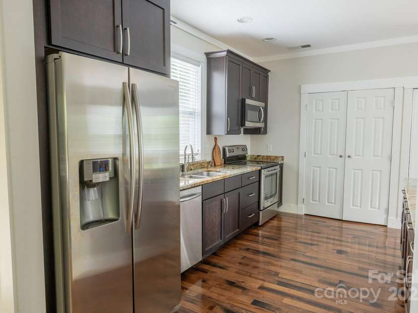 116 Unaka Avenue, Asheville, NC 28803.  MLS# CAR4282997, YatesRealty ID 28670. 