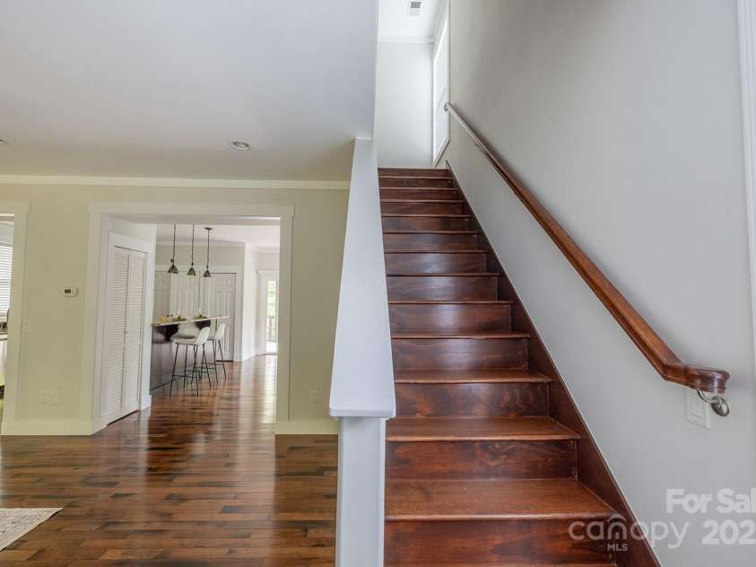 116 Unaka Avenue, Asheville, NC 28803.  MLS# CAR4282997, YatesRealty ID 28670. 