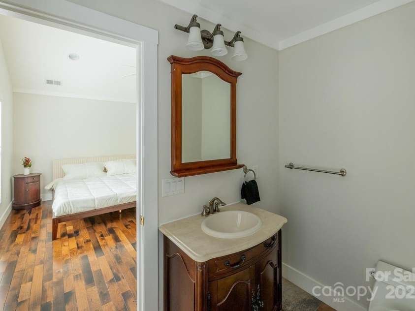 116 Unaka Avenue, Asheville, NC 28803.  MLS# CAR4282997, YatesRealty ID 28670. 