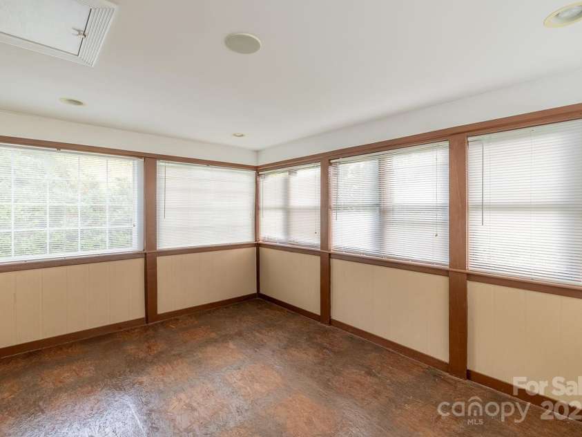 116 Unaka Avenue, Asheville, NC 28803.  MLS# CAR4282997, YatesRealty ID 28670. 