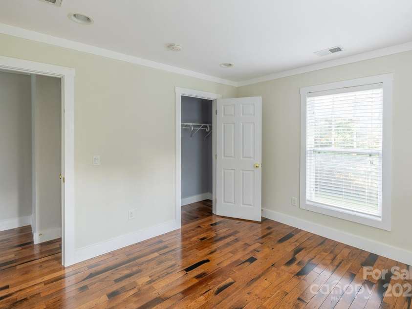 116 Unaka Avenue, Asheville, NC 28803.  MLS# CAR4282997, YatesRealty ID 28670. 