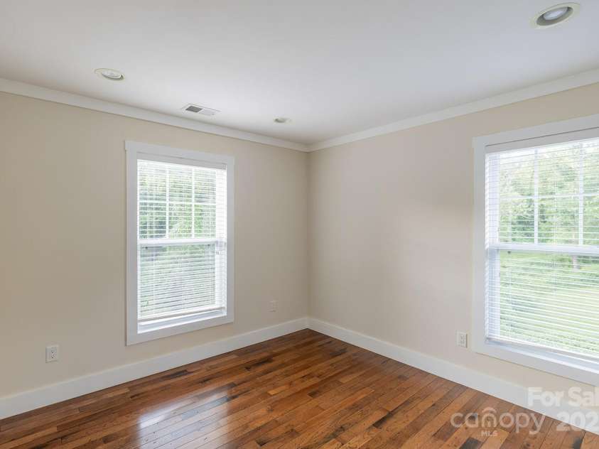 116 Unaka Avenue, Asheville, NC 28803.  MLS# CAR4282997, YatesRealty ID 28670. 