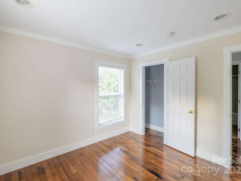 116 Unaka Avenue, Asheville, NC 28803.  MLS# CAR4282997, YatesRealty ID 28670. 