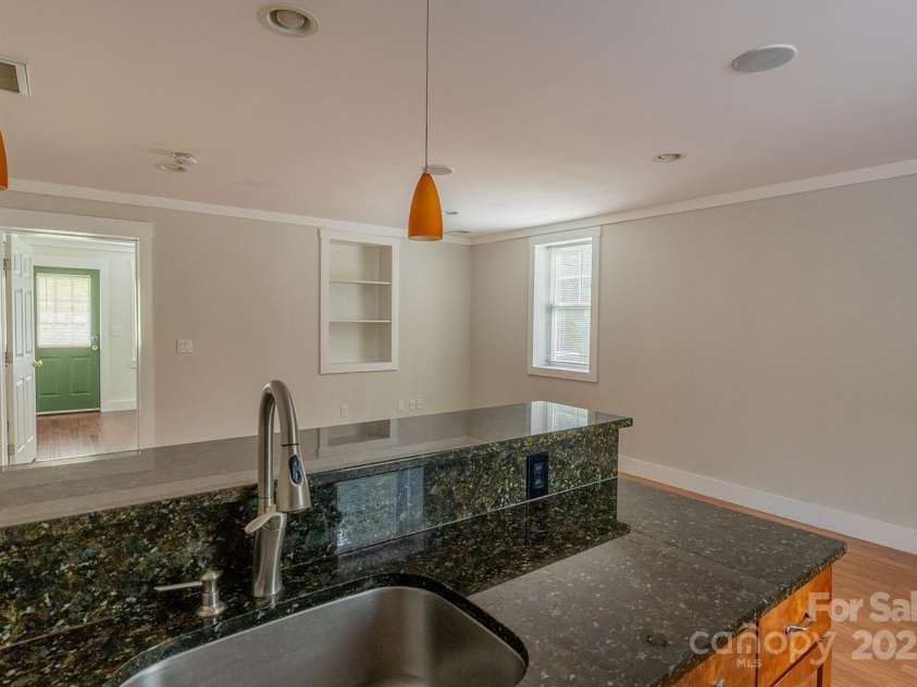 116 Unaka Avenue, Asheville, NC 28803.  MLS# CAR4282997, YatesRealty ID 28670. 