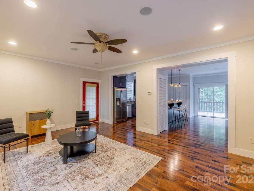 116 Unaka Avenue, Asheville, NC 28803.  MLS# CAR4282997, YatesRealty ID 28670. 