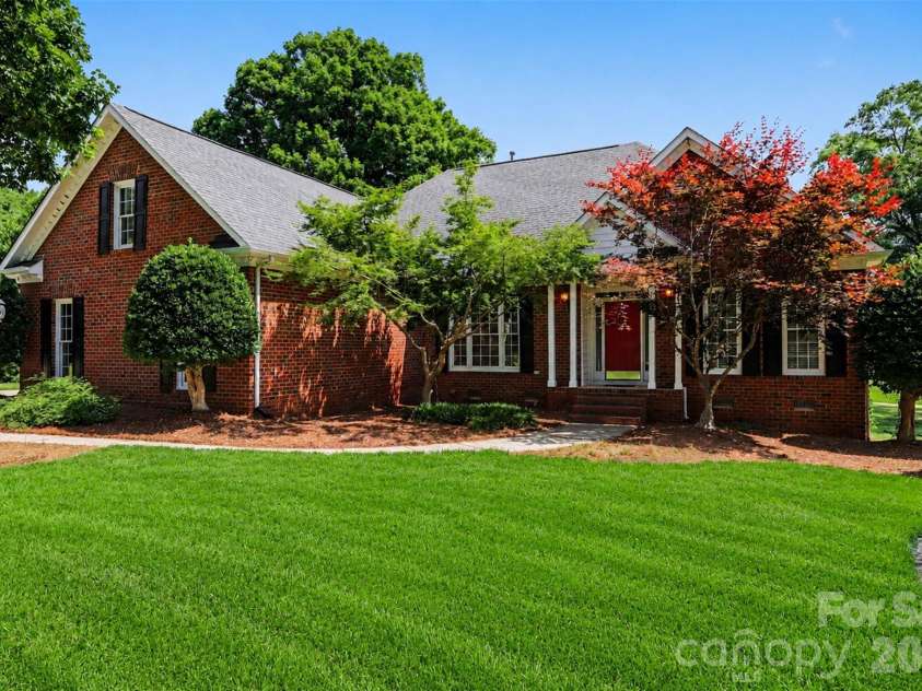 4726 Shannamara Drive, Matthews, NC 28104.  MLS# CAR4383623, YatesRealty ID 28671. 