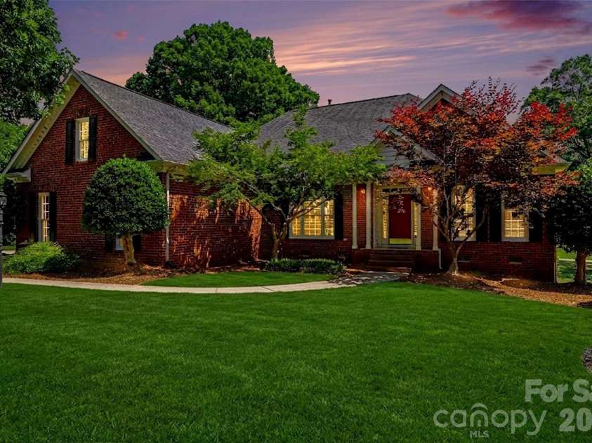 4726 Shannamara Drive, Matthews, NC 28104.  MLS# CAR4383623, YatesRealty ID 28671. 