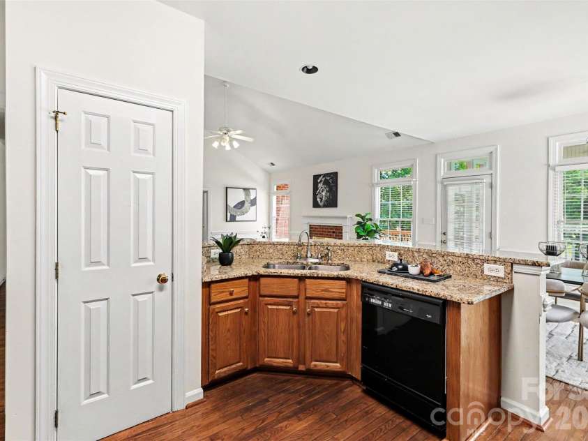 4726 Shannamara Drive, Matthews, NC 28104.  MLS# CAR4383623, YatesRealty ID 28671. 