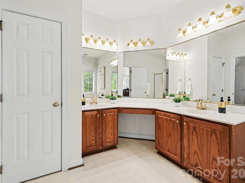 4726 Shannamara Drive, Matthews, NC 28104.  MLS# CAR4383623, YatesRealty ID 28671. 