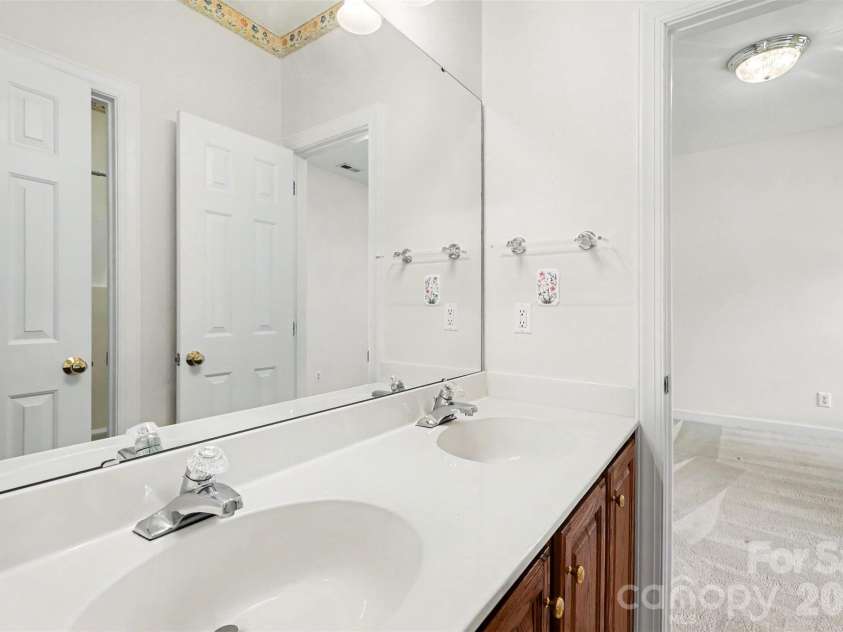 4726 Shannamara Drive, Matthews, NC 28104.  MLS# CAR4383623, YatesRealty ID 28671. 
