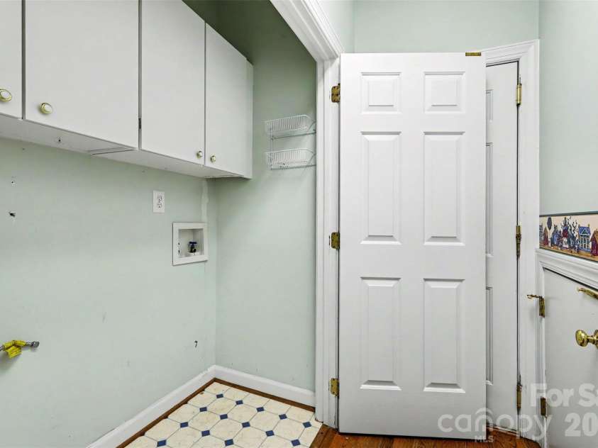4726 Shannamara Drive, Matthews, NC 28104.  MLS# CAR4383623, YatesRealty ID 28671. 