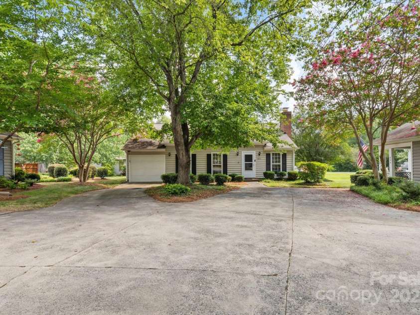 805 Bradford Woods Drive, Charlotte, NC 28209.  MLS# CAR4286083, YatesRealty ID 28671. 