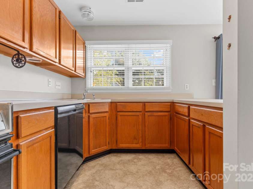 805 Bradford Woods Drive, Charlotte, NC 28209.  MLS# CAR4286083, YatesRealty ID 28671. 