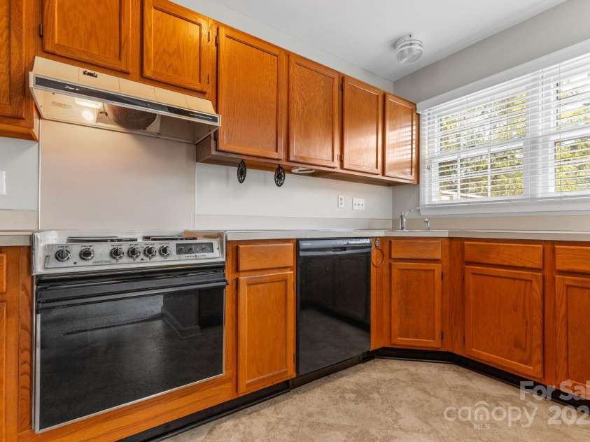 805 Bradford Woods Drive, Charlotte, NC 28209.  MLS# CAR4286083, YatesRealty ID 28671. 