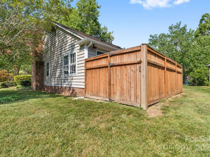 805 Bradford Woods Drive, Charlotte, NC 28209.  MLS# CAR4286083, YatesRealty ID 28671. 