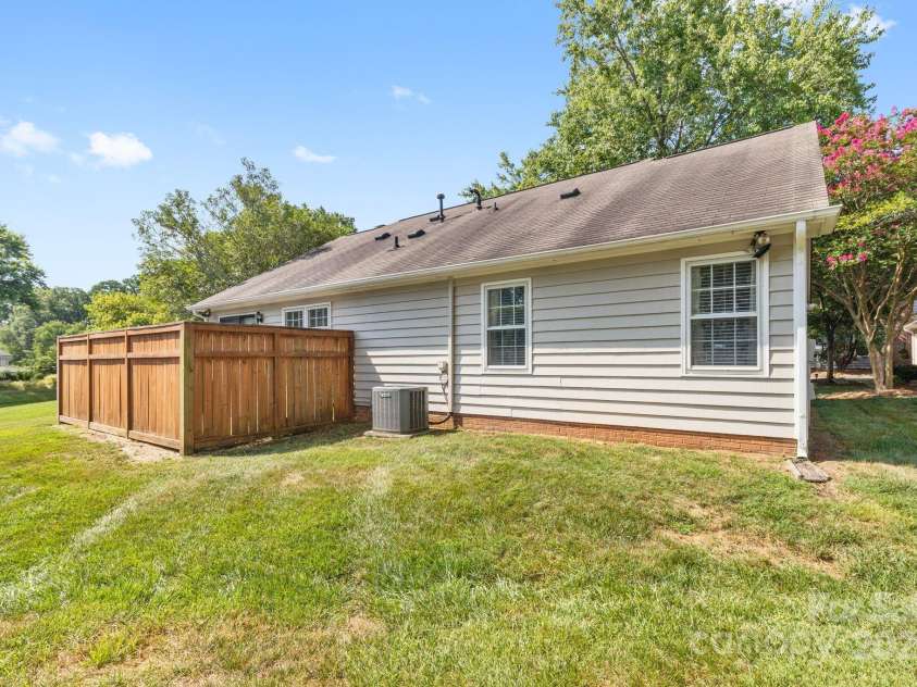 805 Bradford Woods Drive, Charlotte, NC 28209.  MLS# CAR4286083, YatesRealty ID 28671. 