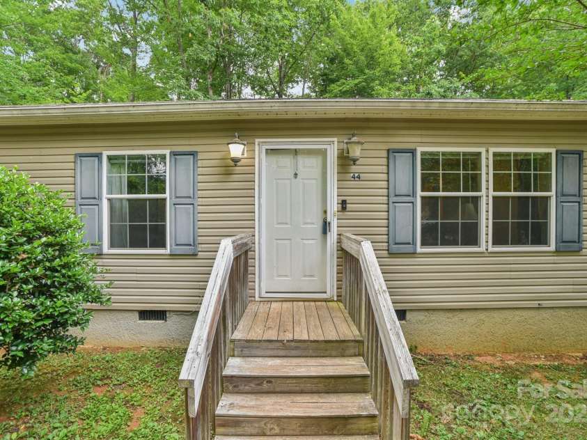 44 Bachelder Lane, Candler, NC 28715.  MLS# CAR4275612, YatesRealty ID 28674. 