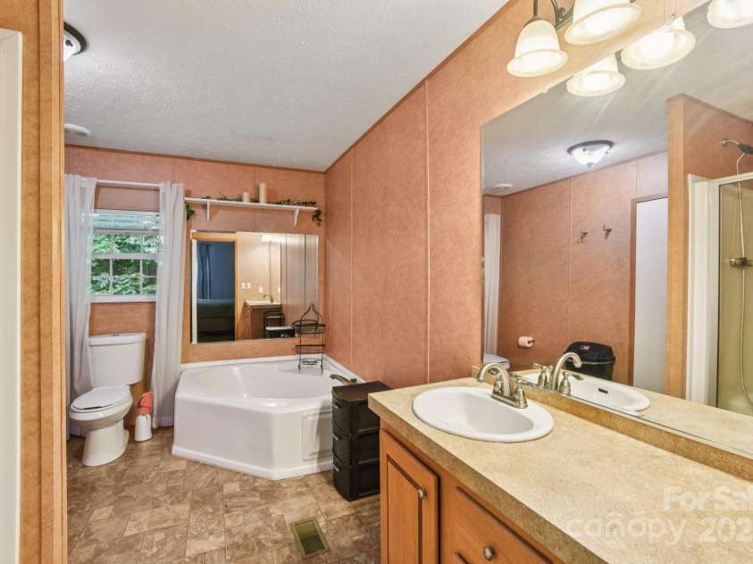 44 Bachelder Lane, Candler, NC 28715.  MLS# CAR4275612, YatesRealty ID 28674. Primary en-suite bath