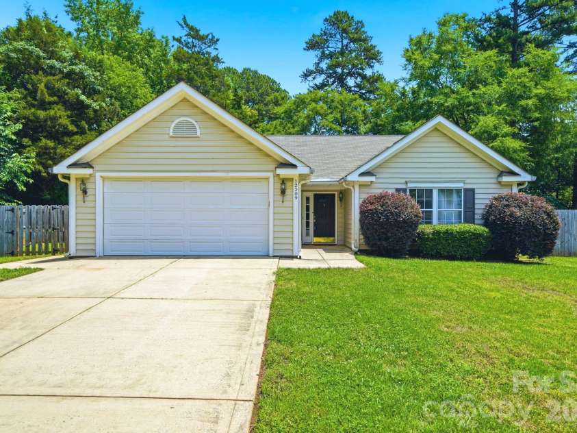 12209 Woodbend Drive, Matthews, NC 28105.  MLS# CAR4386344, YatesRealty ID 28675. 