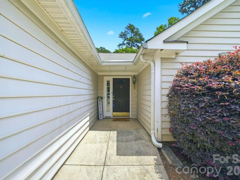 12209 Woodbend Drive, Matthews, NC 28105.  MLS# CAR4386344, YatesRealty ID 28675. 