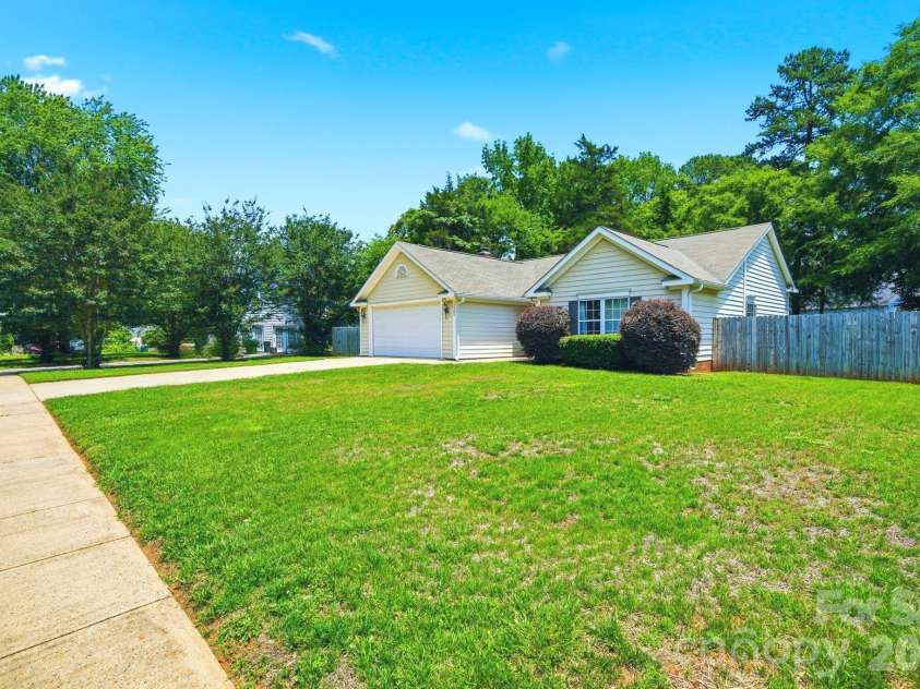 12209 Woodbend Drive, Matthews, NC 28105.  MLS# CAR4386344, YatesRealty ID 28675. 