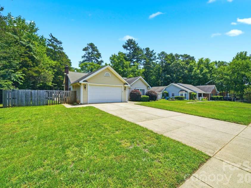12209 Woodbend Drive, Matthews, NC 28105.  MLS# CAR4386344, YatesRealty ID 28675. 
