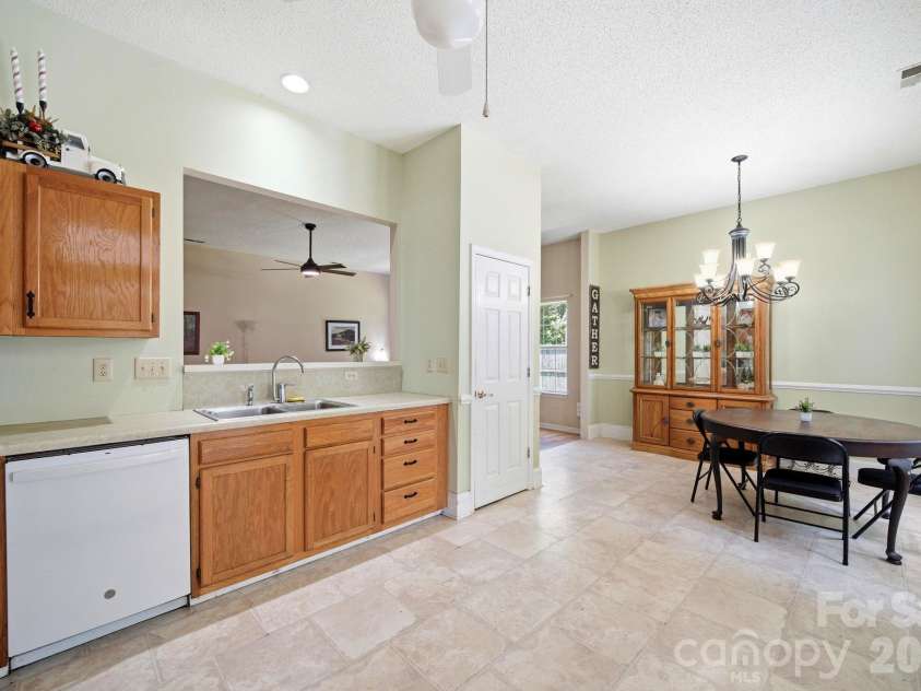 12209 Woodbend Drive, Matthews, NC 28105.  MLS# CAR4386344, YatesRealty ID 28675. 